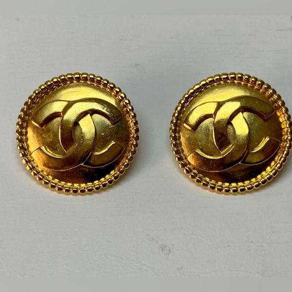 CHANEL 24K Gold Plated Interlocking CC Embossed Clip-on Earrings 1996A - Picture 9 of 14